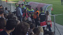 O momento em que a polícia pede a adeptos do Benfica para deixarem as bancadas no jogo com o Alverca
