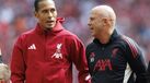 Van Dijk à conversa com o treinador Arne Slot