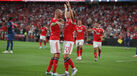 Jogadores do Benfica celebram vitória em campo durante uma partida