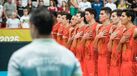 Jogadores de voleibol de Portugal perfilados com a mão no peito durante o hino