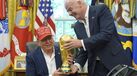 Trump e Infantino com o troféu do Mundial'2026, em Washington