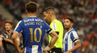 Equipa do FC Porto em campo com o árbitro