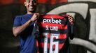 Samuel Lino veste a camisola n.º 16 do Flamengo