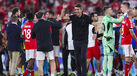 Roger Schmidt festeja com a equipa do Benfica após vencer o Club Brugge na Liga dos Campeões