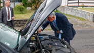 Marcelo Rebelo de Sousa inspeciona carro avariado em Santa Maria, Açores