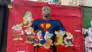 Mural de Lamine Yamal em Barcelona vandalizado com imagens dos Sete Anões