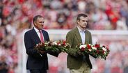 Ex-defesa do Liverpool e presidente do Ath. Bilbao deixam coroas de flores no relvado de Anfield