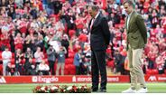 Ex-defesa do Liverpool e presidente do Ath. Bilbao deixam coroas de flores no relvado de Anfield
