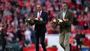 Ex-defesa do Liverpool e presidente do Ath. Bilbao deixam coroas de flores no relvado de Anfield