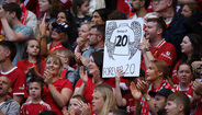 Fãs do Liverpool homenageiam Diogo Jota com cartaz 'Forever 20'