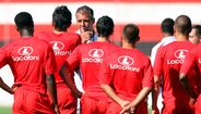Jorge Costa orienta equipa de futebol em treino