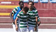 Flávio Gonçalves saudado pelos colegas após o golo marcado