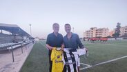 O empresário recebeu duas camisolas do clube, entregues pelo presidente Fernando Rocha