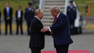 Trump e Putin cumprimentam-se num encontro histórico.
