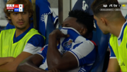 Samu lesionado no banco, visivelmente emocionado durante o Gil Vicente - Porto