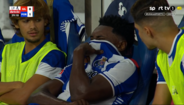 Samu chora no banco após lesão durante o jogo Gil Vicente-Porto