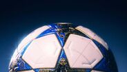 A bola da Champions em tons de azul, para o torneio masculino