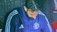 Neste meme treinador do Manchester United analisa táticas com cigarro 'suspeito'...