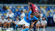 Lorenzo Lucca (Nápoles) e Yerry Mina (Cagliari)