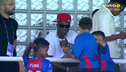 Vinícius Júnior assiste ao Alverca-Benfica