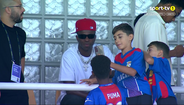 Vinícius Júnior assiste ao Alverca-Benfica