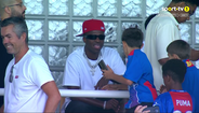 Vinícius Júnior assiste ao Alverca-Benfica