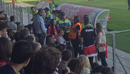 O momento em que a polícia pede a adeptos do Benfica para deixarem as bancadas no jogo com o Alverca