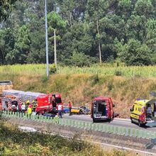 <![CDATA[ Pelo menos três bombeiros feridos em colisão entre ambulância e camião em Esposende ]]>