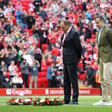 <![CDATA[ Homenagem a Diogo Jota: ex-defesa do Liverpool e presidente do Ath. Bilbao deixam coroas de flores no relvado de Anfield ]]>