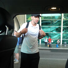 <![CDATA[ 'Escondido' no avião e exames como... voleibolista: FC Porto mostra os bastidores da chegada de De Jong ]]>