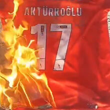<![CDATA[ Adeptos do Galatasaray não perdoam Aktürkoglu e pegam fogo a camisola do Benfica com nome do turco ]]>