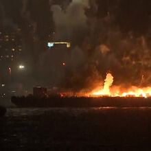 <![CDATA[ O momento em que fogo de artifício causa incêndio no Japão  ]]>