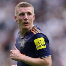 <![CDATA[ Era brincadeira: Newcastle não se esqueceu de Matt Targett na Ásia ]]>