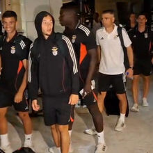 <![CDATA[ Benfica aterrou em Nice com três horas de atraso: as imagens da chegada das águias ]]>