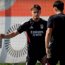 <![CDATA[ Da dança de Dedic ao "avião de Verstappen": Benfica mostra bastidores da viagem para Nice  ]]>