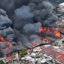 <![CDATA[ Imagens de drone mostram casas a serem consumidas pelas chamas nas Filipinas ]]>