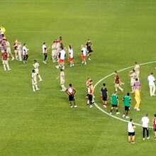 <![CDATA[ Ambiente sereno no fim do jogo: Lage à conversa com árbitros e dupla do Benfica acede aos pedidos dos adeptos  ]]>