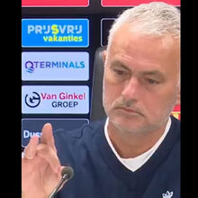 <![CDATA[ Insólito: Mourinho mata mosca durante conferência de imprensa e... fica a rir ]]>