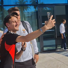 <![CDATA[ «Foi uma boa vitória»: Bruno Lage e jogadores do Benfica acarinhados pelos adeptos à saída do hotel em Nice ]]>
