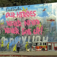 <![CDATA[ Artistas fazem mural em homenagem aos sobreviventes do devastador incêndio em Los Angeles ]]>