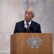 <![CDATA[ Presidente da República promulga diploma que restringe smartphones nas escolas ]]>