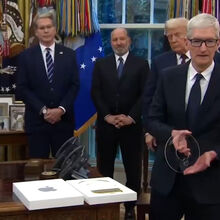 <![CDATA[ CEO da Apple surpreende Trump com presente em ouro de 24 quilates ]]>