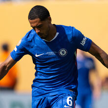 <![CDATA[ Levi Colwill sofre rotura ligamentar num joelho e só deve voltar a jogar no próximo ano ]]>