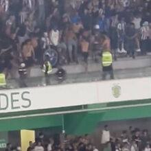 <![CDATA[ Confusão em Alvalade: o momento em que adeptos do FC Porto partem vidros que caem sobre um setor leonino ]]>