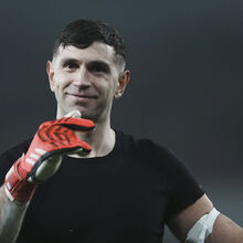 <![CDATA[ Emiliano Martinez ajudou Aston Villa a vencer a Liga Europa... com dedo partido ]]>