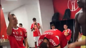 Música de Paulinho teve outra versão no balneário do Benfica: «Se o Prioste mostra os dentes...»