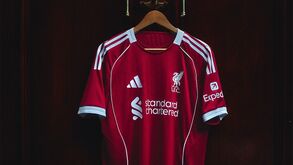Liverpool anuncia camisola principal e alternativa para a temporada 2025/2026