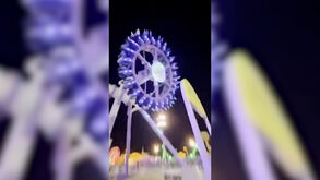 O momento em que atração em parque de diversões na Arábia Saudita se parte em andamento  