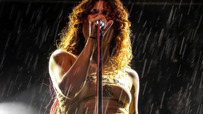 «A minha coragem, a vossa vergonha»: assediada sexualmente por homens na plateia, cantora termina concerto em topless