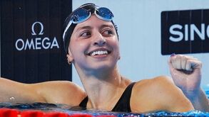 Mundiais: Kate Douglass e Hubert Kos de ouro na despedida portuguesa